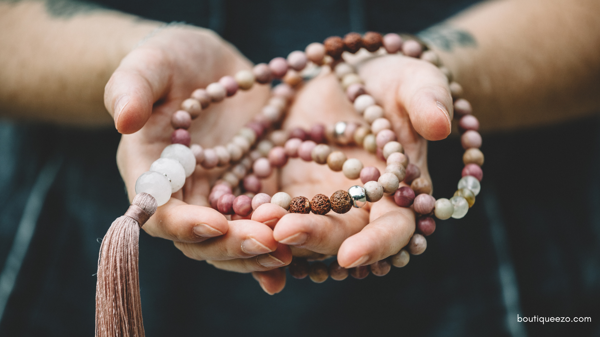 Comment méditer avec un Mala : Guide complet, mantras & pierres