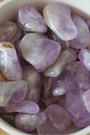 Découvrez nos pierres roulées d’améthyste naturelles, polies et prêtes à accompagner vos pratiques spirituelles ou en soutien personnel. Pierre de spiritualité, l'amethyste favorise l'élévation spirituelle mais pas que...elle vous aide également à aller vers plus de sérénité grace à ses pouvoirs apaisants. Idéale dans une chambre à coucher pour un meilleur sommeil ou pendant une méditation pour potentialiser les effets de la méditation.