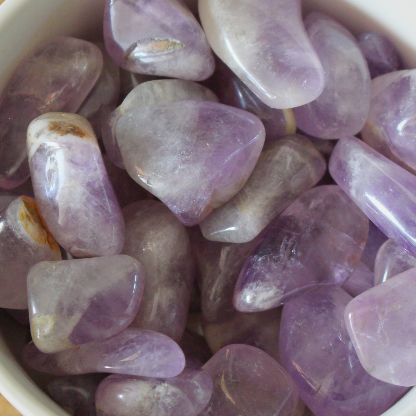 Découvrez nos pierres roulées d’améthyste naturelles, polies et prêtes à accompagner vos pratiques spirituelles ou en soutien personnel. Pierre de spiritualité, l'amethyste favorise l'élévation spirituelle mais pas que...elle vous aide également à aller vers plus de sérénité grace à ses pouvoirs apaisants. Idéale dans une chambre à coucher pour un meilleur sommeil ou pendant une méditation pour potentialiser les effets de la méditation.