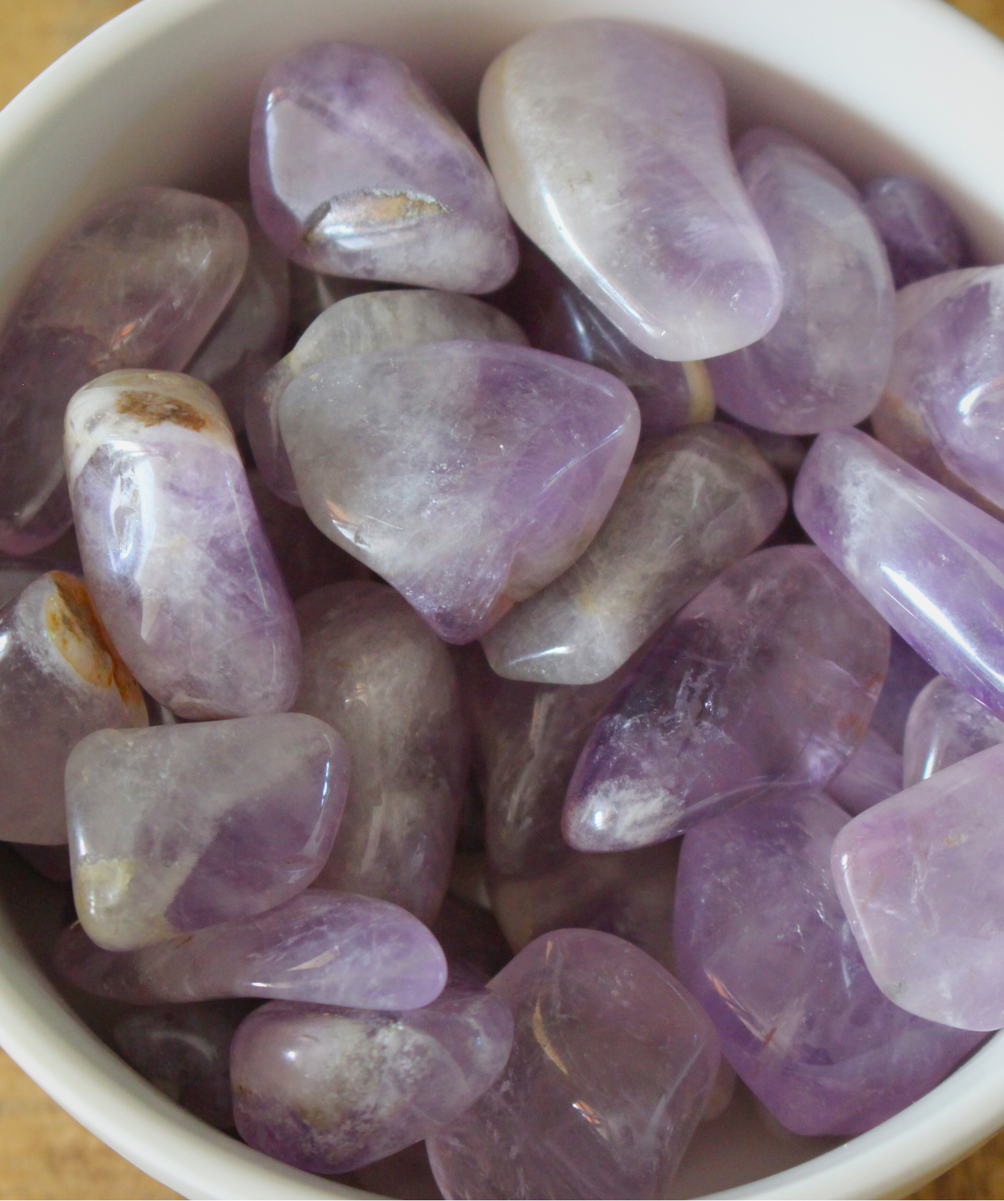 Découvrez nos pierres roulées d’améthyste naturelles, polies et prêtes à accompagner vos pratiques spirituelles ou en soutien personnel. Pierre de spiritualité, l'amethyste favorise l'élévation spirituelle mais pas que...elle vous aide également à aller vers plus de sérénité grace à ses pouvoirs apaisants. Idéale dans une chambre à coucher pour un meilleur sommeil ou pendant une méditation pour potentialiser les effets de la méditation.