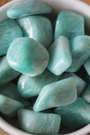 Cette pierre roulée en amazonite naturelle (10 à 19 g) séduit par sa douce couleur bleu-vert. Chaque pièce est unique par ses nuances, ses formes et ses marbrures. L’amazonite est idéale à glisser dans la poche gauche, à tenir en main lors d’une méditation ou à placer dans une pièce pour diffuser ses énergies apaisantes.