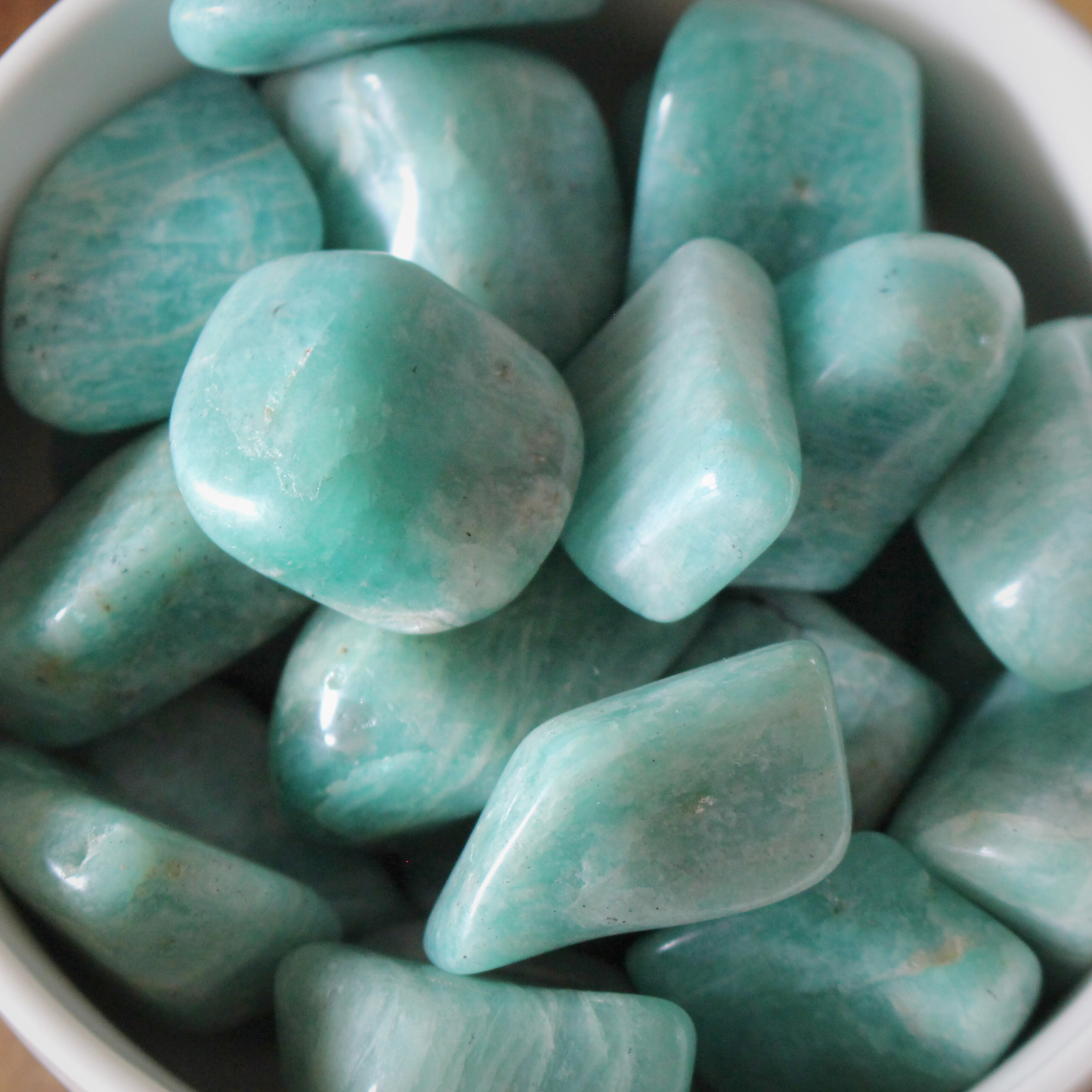 Cette pierre roulée en amazonite naturelle (10 à 19 g) séduit par sa douce couleur bleu-vert. Chaque pièce est unique par ses nuances, ses formes et ses marbrures. L’amazonite est idéale à glisser dans la poche gauche, à tenir en main lors d’une méditation ou à placer dans une pièce pour diffuser ses énergies apaisantes.