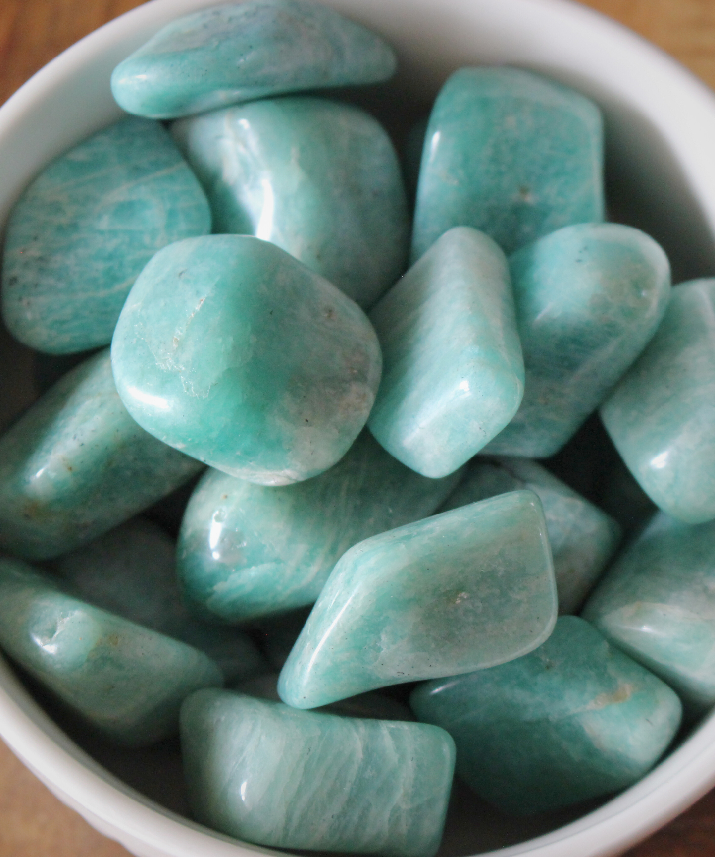 Cette pierre roulée en amazonite naturelle (10 à 19 g) séduit par sa douce couleur bleu-vert. Chaque pièce est unique par ses nuances, ses formes et ses marbrures. L’amazonite est idéale à glisser dans la poche gauche, à tenir en main lors d’une méditation ou à placer dans une pièce pour diffuser ses énergies apaisantes.