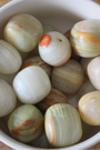 Cette pierre roulée en aragonite qualité A, naturelle et non traitée, est idéale pour profiter des bienfaits de cette pierre douce et équilibrante. Polie avec soin, elle dévoile ses nuances allant du brun doré au beige crème, avec parfois de légères stries caractéristiques. Chaque pierre est unique par sa forme et ses motifs.