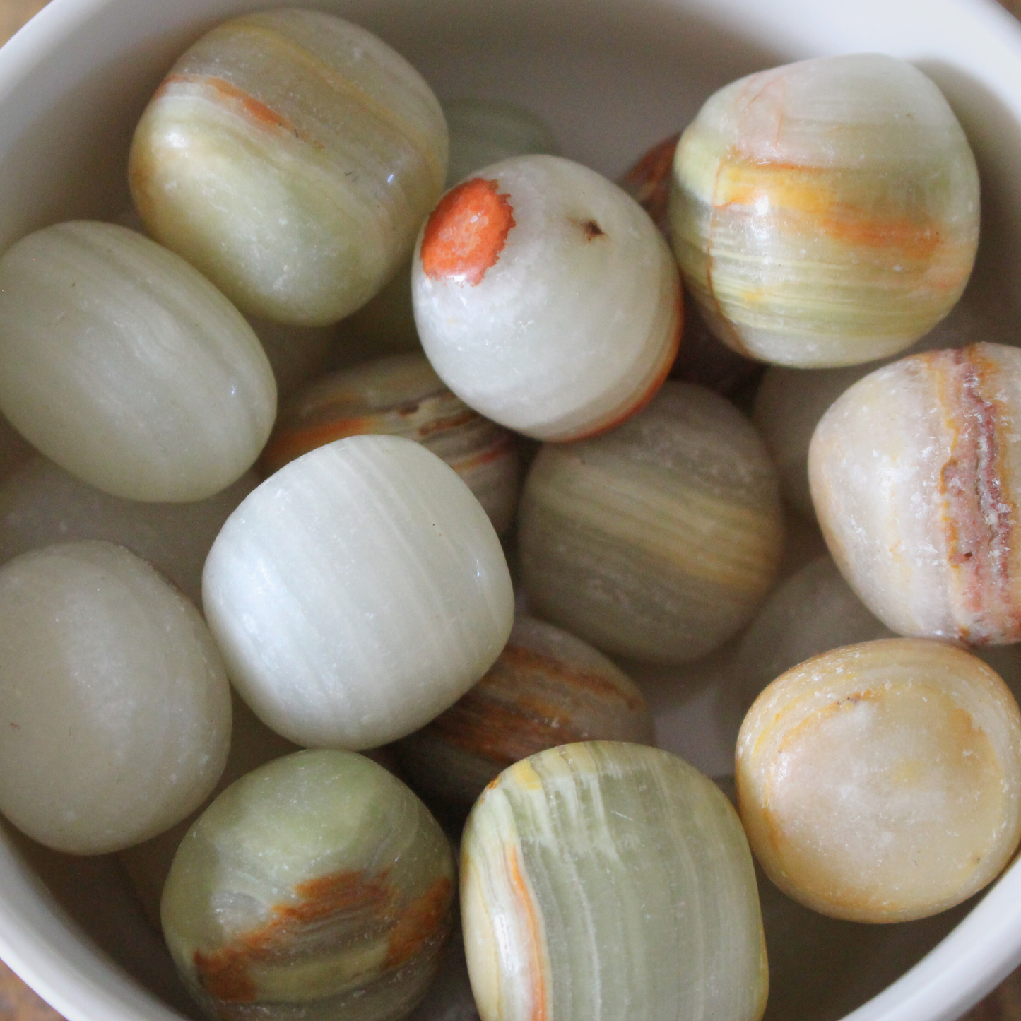 Cette pierre roulée en aragonite qualité A, naturelle et non traitée, est idéale pour profiter des bienfaits de cette pierre douce et équilibrante. Polie avec soin, elle dévoile ses nuances allant du brun doré au beige crème, avec parfois de légères stries caractéristiques. Chaque pierre est unique par sa forme et ses motifs.