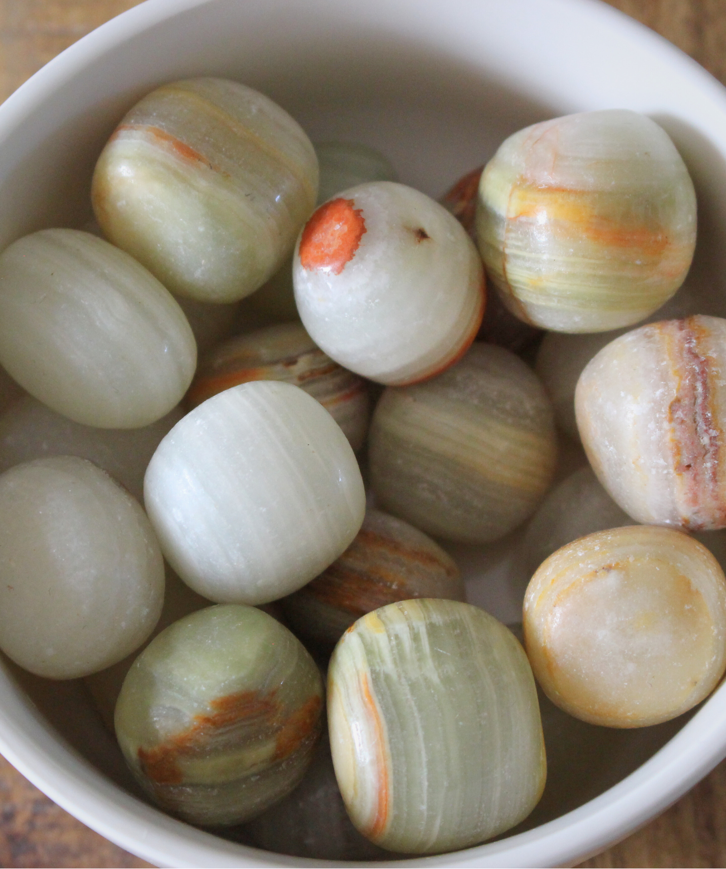 Cette pierre roulée en aragonite qualité A, naturelle et non traitée, est idéale pour profiter des bienfaits de cette pierre douce et équilibrante. Polie avec soin, elle dévoile ses nuances allant du brun doré au beige crème, avec parfois de légères stries caractéristiques. Chaque pierre est unique par sa forme et ses motifs.
