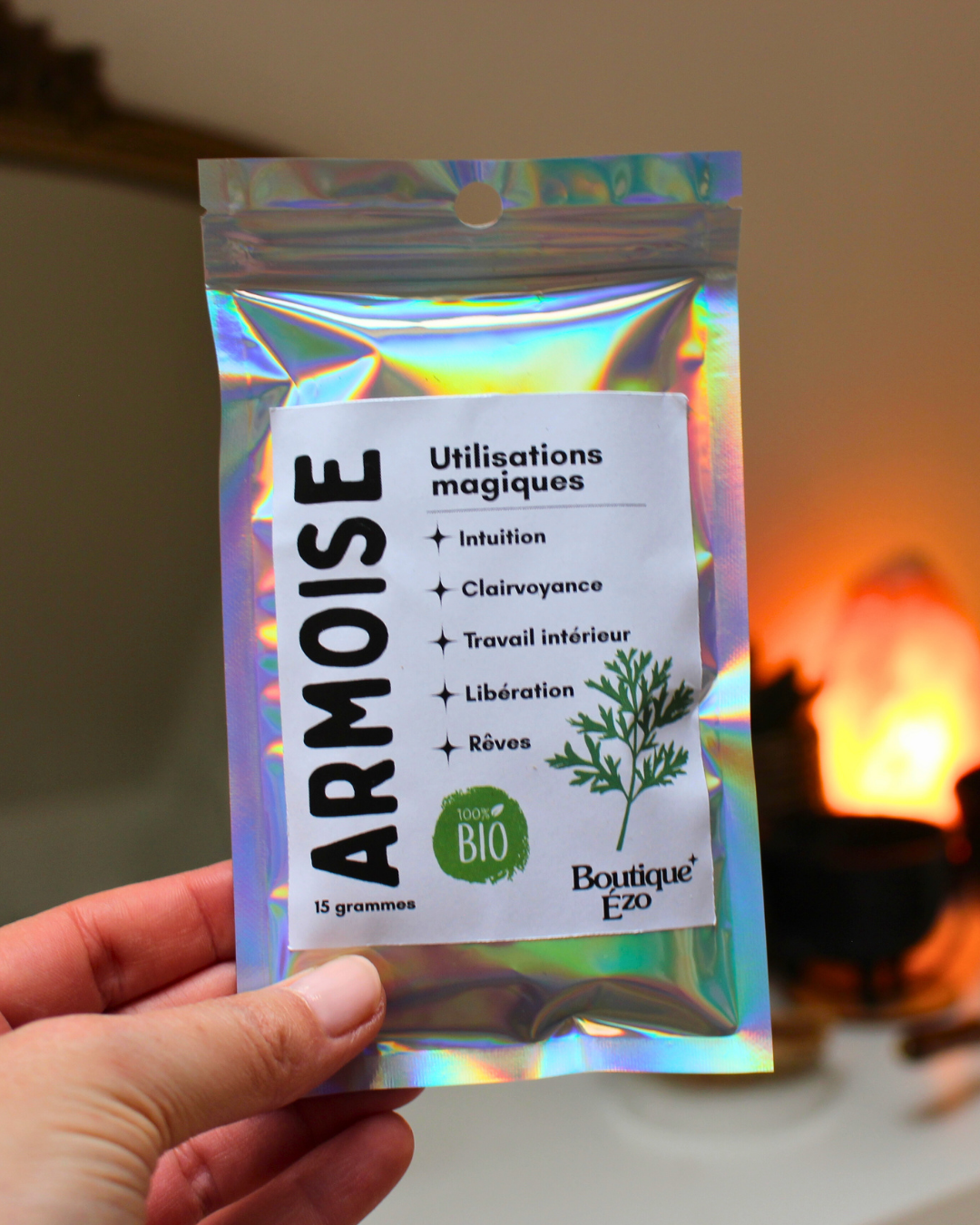 L’armoise est une plante sacrée reconnue pour ses vertus spirituelles. Utilisée depuis des siècles pour stimuler l’intuition, favoriser les rêves et soutenir le travail intérieur, elle aide à créer un espace sacré propice à la méditation et à la guidance spirituelle. Idéale pour les rituels, l’armoise accompagne les pratiques de libération émotionnelle et de connexion avec votre moi profond.