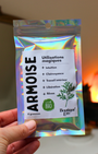 L’armoise est une plante sacrée reconnue pour ses vertus spirituelles. Utilisée depuis des siècles pour stimuler l’intuition, favoriser les rêves et soutenir le travail intérieur, elle aide à créer un espace sacré propice à la méditation et à la guidance spirituelle. Idéale pour les rituels, l’armoise accompagne les pratiques de libération émotionnelle et de connexion avec votre moi profond.