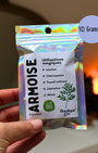 
L’armoise est une plante sacrée reconnue pour ses vertus spirituelles. Utilisée depuis des siècles pour stimuler l’intuition, favoriser les rêves et soutenir le travail intérieur, elle aide à créer un espace sacré propice à la méditation et à la guidance spirituelle.
Idéale pour les rituels, l’armoise accompagne les pratiques de libération émotionnelle et de connexion avec votre moi profond.