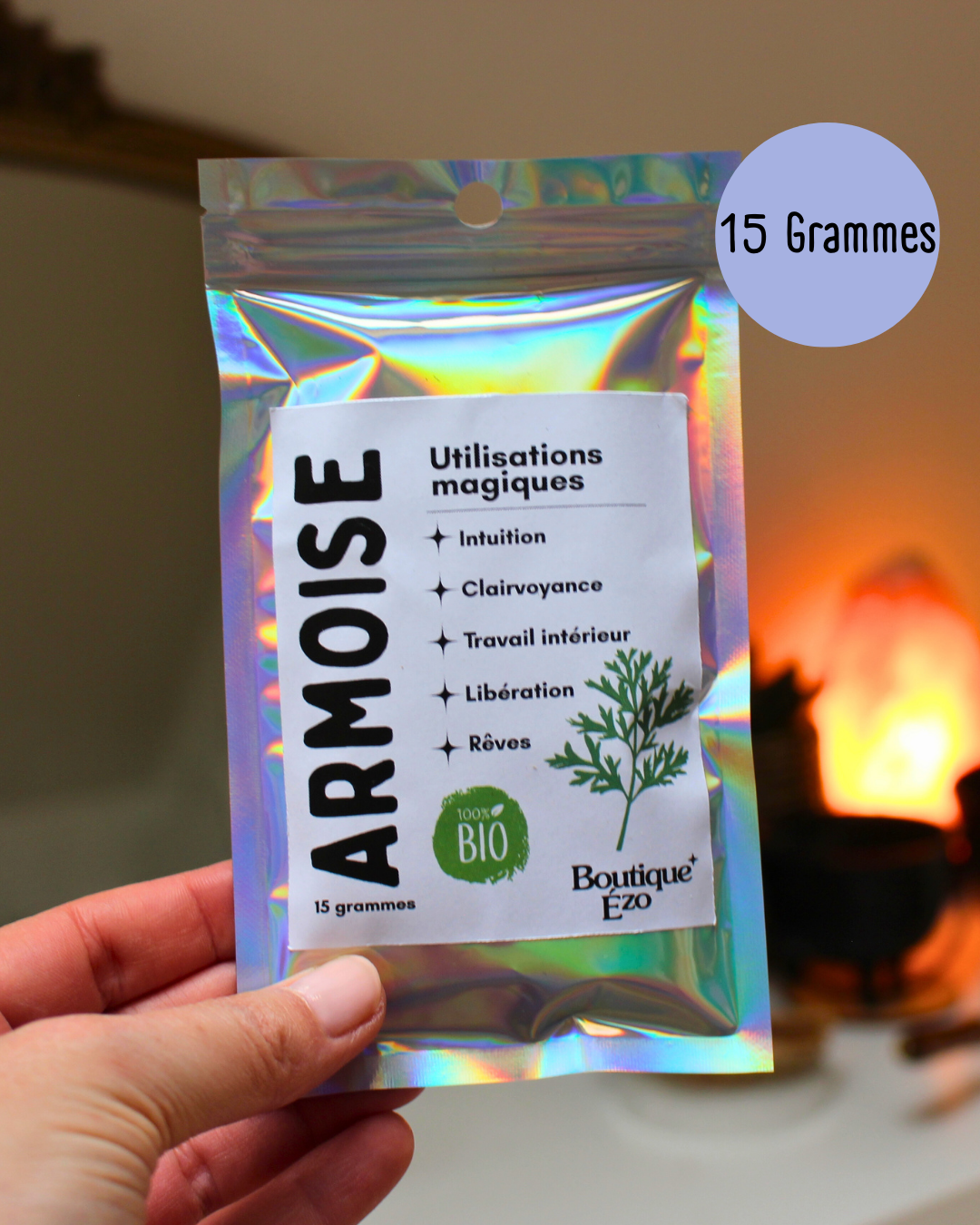 L’armoise est une plante sacrée reconnue pour ses vertus spirituelles. Utilisée depuis des siècles pour stimuler l’intuition, favoriser les rêves et soutenir le travail intérieur, elle aide à créer un espace sacré propice à la méditation et à la guidance spirituelle.
Idéale pour les rituels, l’armoise accompagne les pratiques de libération émotionnelle et de connexion avec votre moi profond.