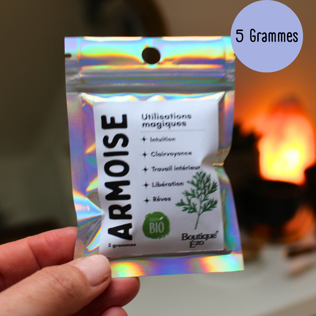 
L’armoise est une plante sacrée reconnue pour ses vertus spirituelles. Utilisée depuis des siècles pour stimuler l’intuition, favoriser les rêves et soutenir le travail intérieur, elle aide à créer un espace sacré propice à la méditation et à la guidance spirituelle. Idéale pour les rituels, l’armoise accompagne les pratiques de libération émotionnelle et de connexion avec votre moi profond.