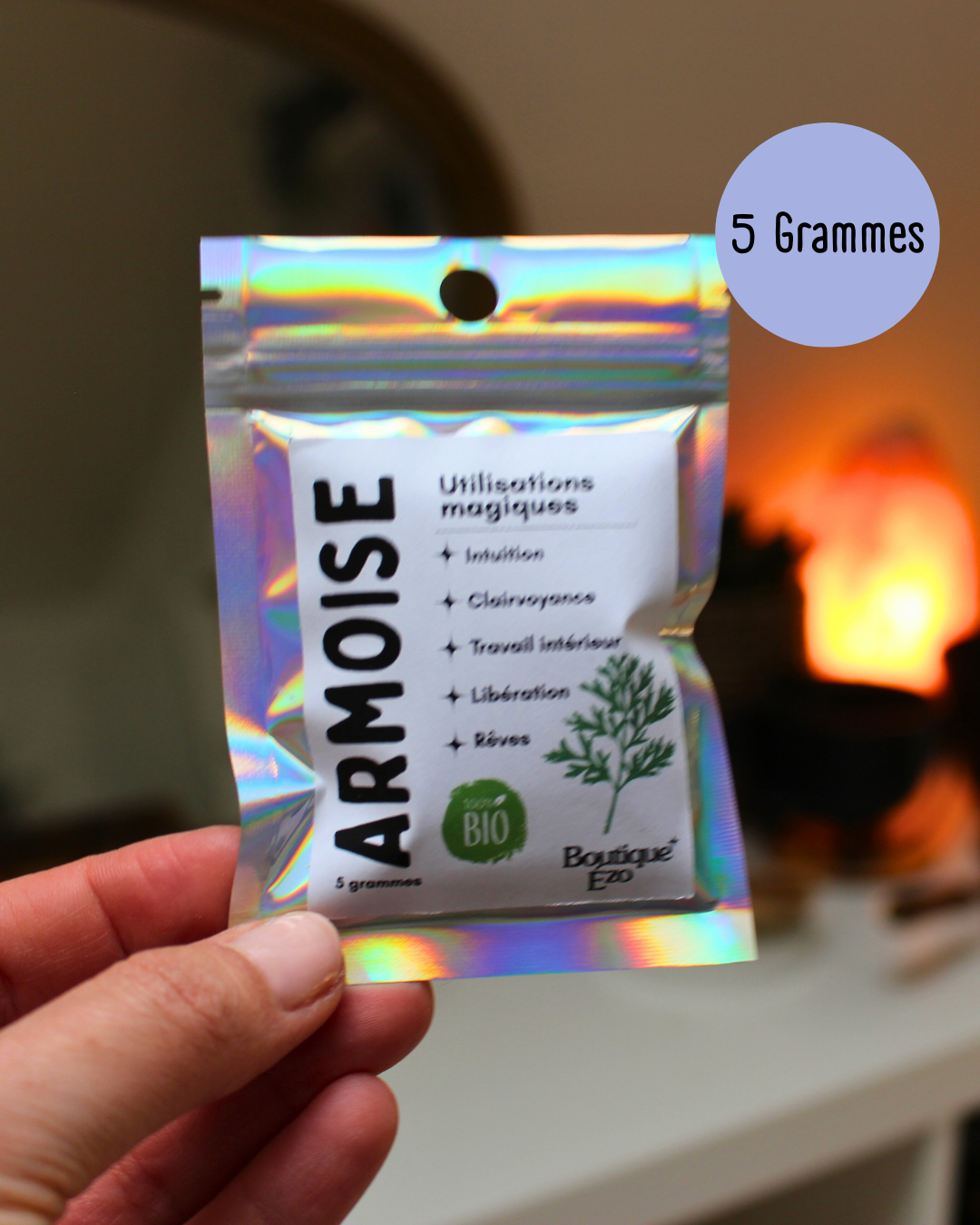 
L’armoise est une plante sacrée reconnue pour ses vertus spirituelles. Utilisée depuis des siècles pour stimuler l’intuition, favoriser les rêves et soutenir le travail intérieur, elle aide à créer un espace sacré propice à la méditation et à la guidance spirituelle. Idéale pour les rituels, l’armoise accompagne les pratiques de libération émotionnelle et de connexion avec votre moi profond.
