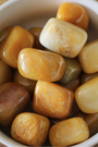 Cette pierre roulée cubique en aventurine jaune qualité A offre un éclat lumineux et des nuances chaudes allant du doré au jaune profond. Avec des dimensions comprises entre 20 et 40 mm, chaque pièce est unique et peut être utilisée pour la lithothérapie, les rituels énergétiques, la méditation ou comme objet décoratif. 
