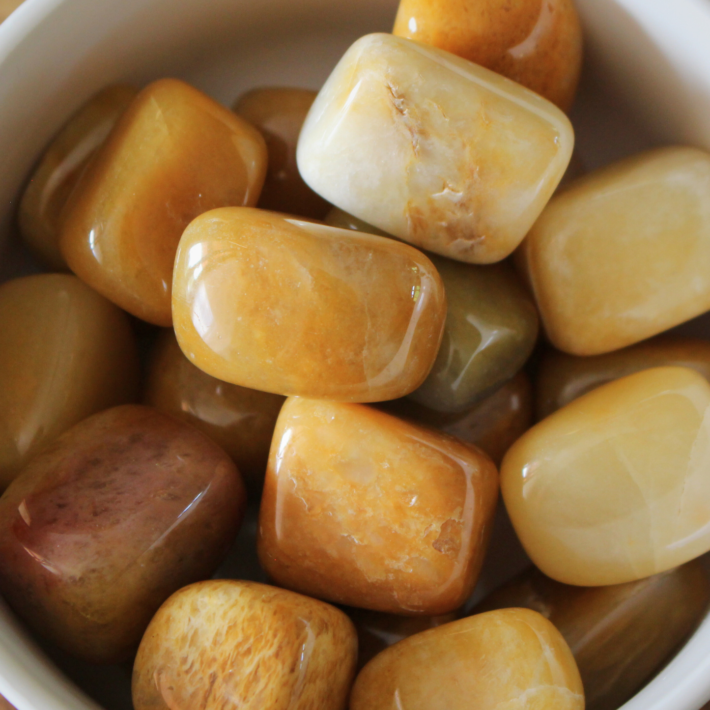 Cette pierre roulée cubique en aventurine jaune qualité A offre un éclat lumineux et des nuances chaudes allant du doré au jaune profond. Avec des dimensions comprises entre 20 et 40 mm, chaque pièce est unique et peut être utilisée pour la lithothérapie, les rituels énergétiques, la méditation ou comme objet décoratif. 