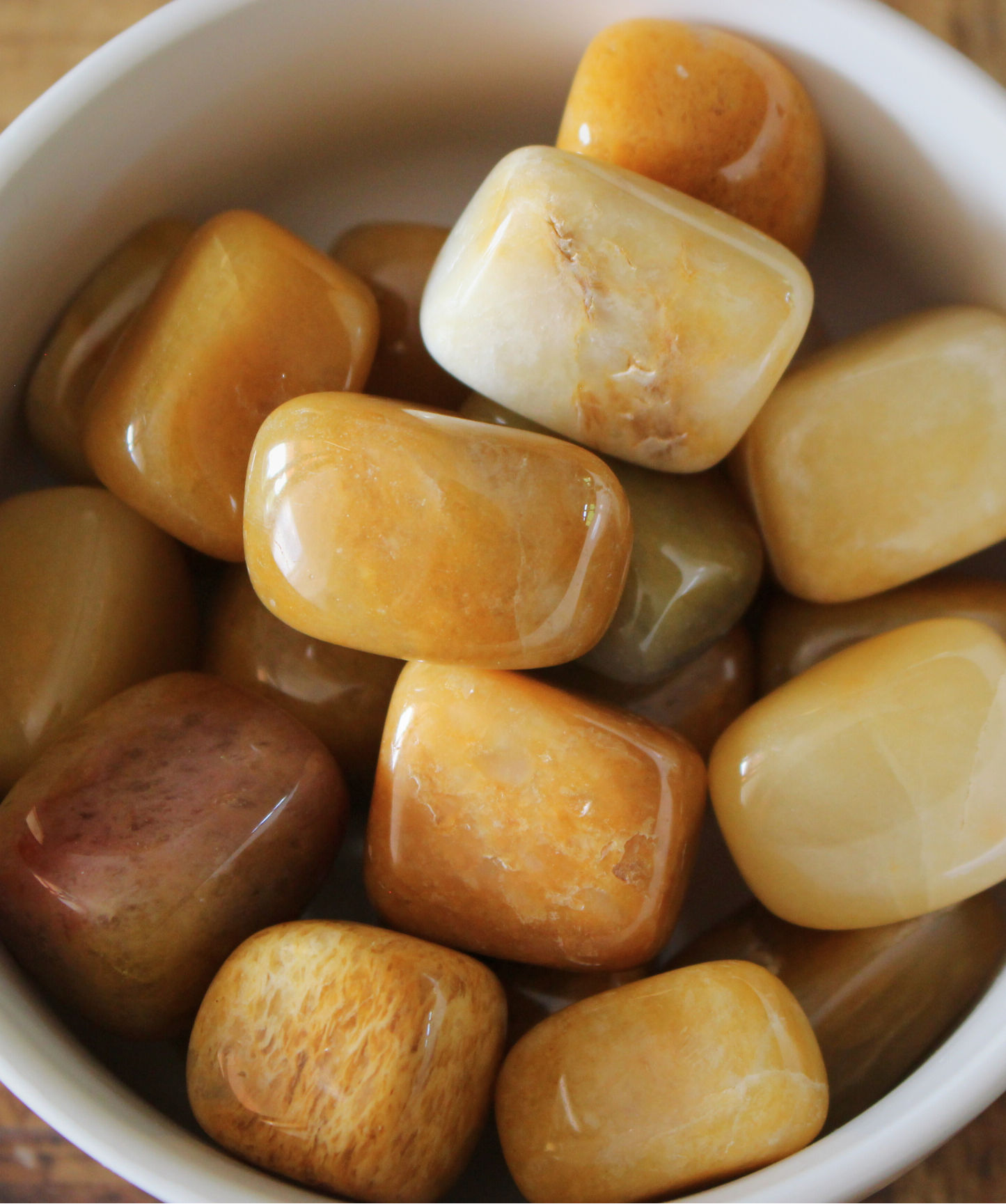 Cette pierre roulée cubique en aventurine jaune qualité A offre un éclat lumineux et des nuances chaudes allant du doré au jaune profond. Avec des dimensions comprises entre 20 et 40 mm, chaque pièce est unique et peut être utilisée pour la lithothérapie, les rituels énergétiques, la méditation ou comme objet décoratif. 
