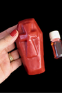 Cette bougie rituelle rouge est conçue pour vous aider à vous libérer de vos problèmes. Elle agit comme un puissant outil de purification et de clôture, permettant de mettre fin aux situations négatives et d’ouvrir la voie à un renouveau.