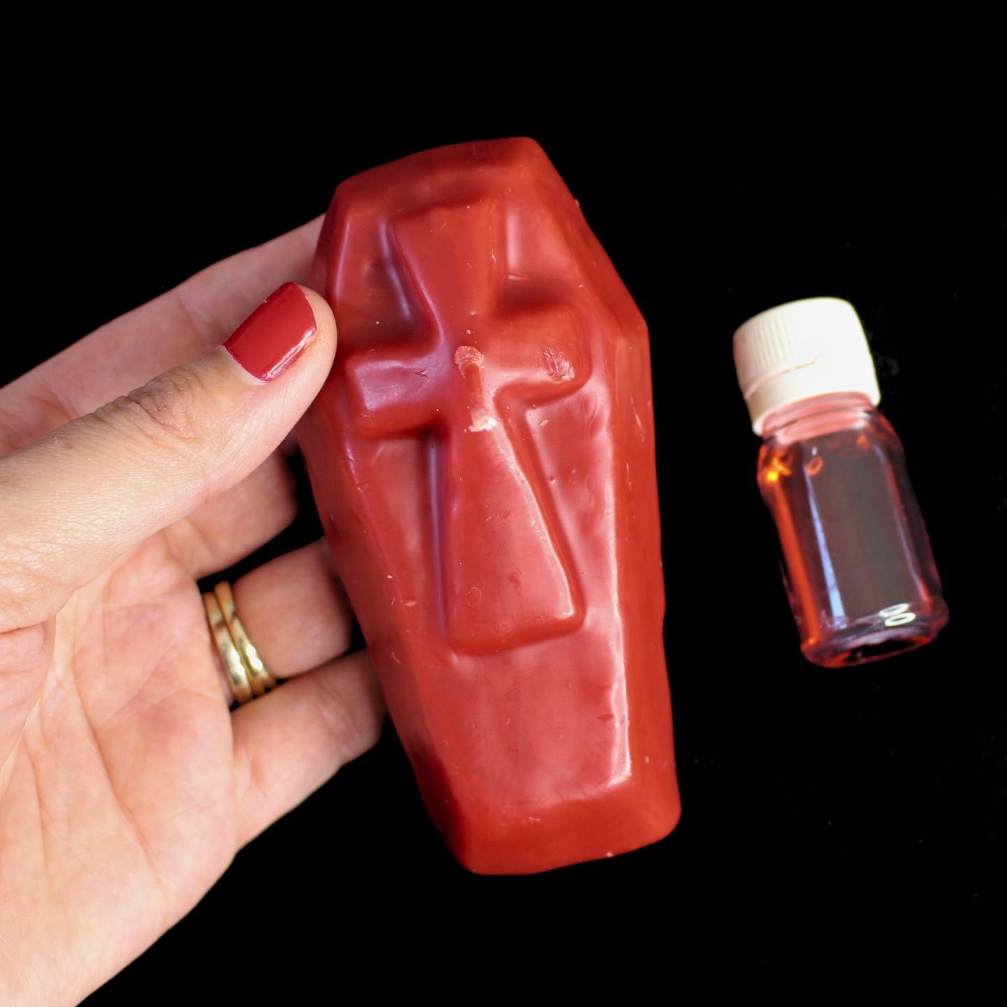 Cette bougie rituelle rouge est conçue pour vous aider à vous libérer de vos problèmes. Elle agit comme un puissant outil de purification et de clôture, permettant de mettre fin aux situations négatives et d’ouvrir la voie à un renouveau.