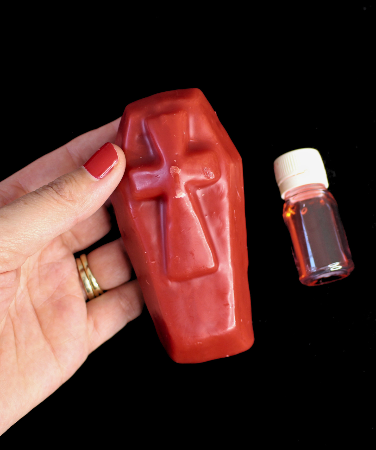 Cette bougie rituelle rouge est conçue pour vous aider à vous libérer de vos problèmes. Elle agit comme un puissant outil de purification et de clôture, permettant de mettre fin aux situations négatives et d’ouvrir la voie à un renouveau.