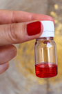 Cette bougie rituelle rouge est conçue pour vous aider à vous libérer de vos problèmes. Elle agit comme un puissant outil de purification et de clôture, permettant de mettre fin aux situations négatives et d’ouvrir la voie à un renouveau.