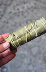 Le smudge d’eucalyptus est un bâton de fumigation traditionnel utilisé pour purifier les énergies, clarifier l’esprit et apporter une atmosphère fraîche et revitalisante.
Originaire des États-Unis, il est confectionné à partir de feuilles d’eucalyptus séchées, soigneusement liées à la main.