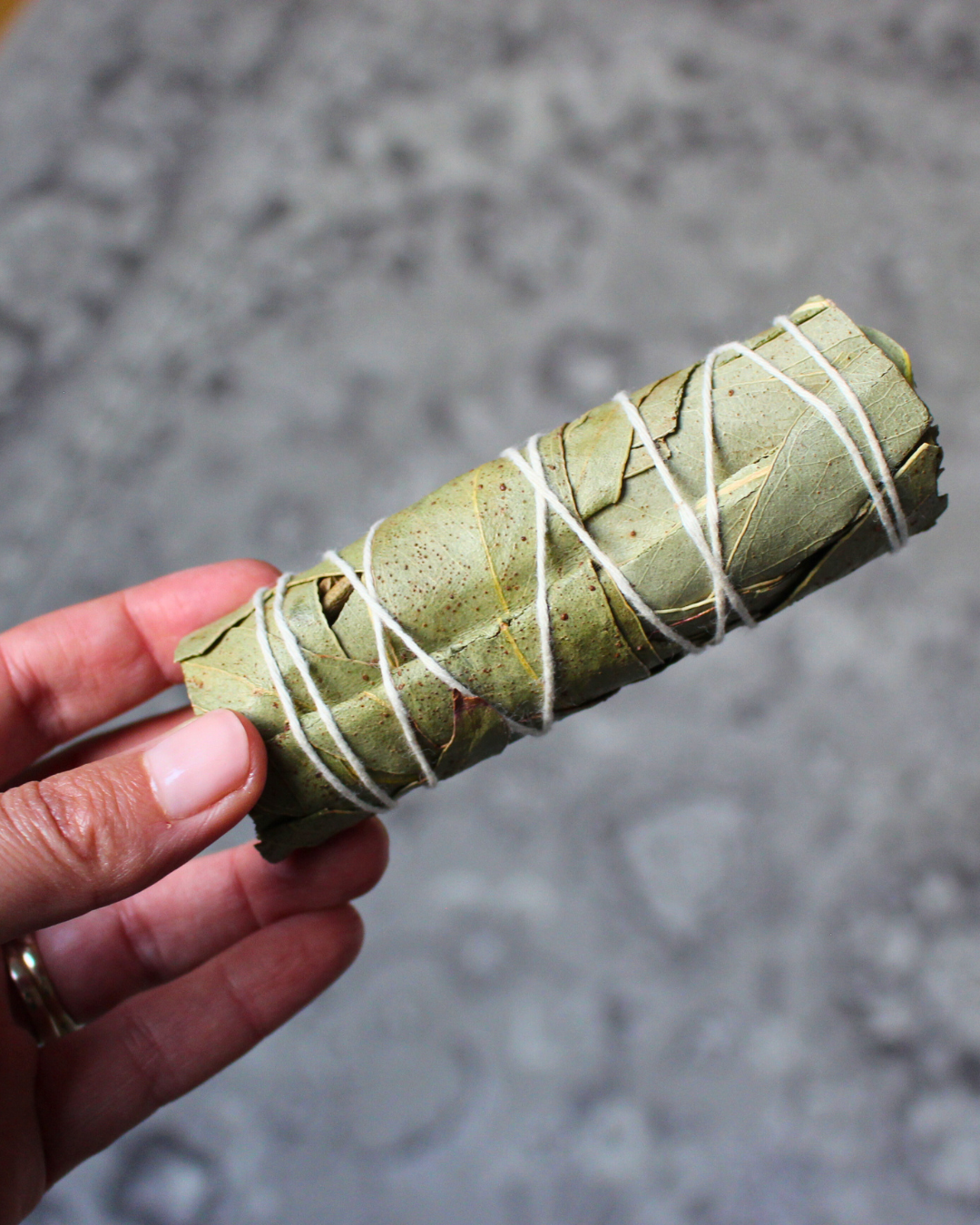 Le smudge d’eucalyptus est un bâton de fumigation traditionnel utilisé pour purifier les énergies, clarifier l’esprit et apporter une atmosphère fraîche et revitalisante.
Originaire des États-Unis, il est confectionné à partir de feuilles d’eucalyptus séchées, soigneusement liées à la main.