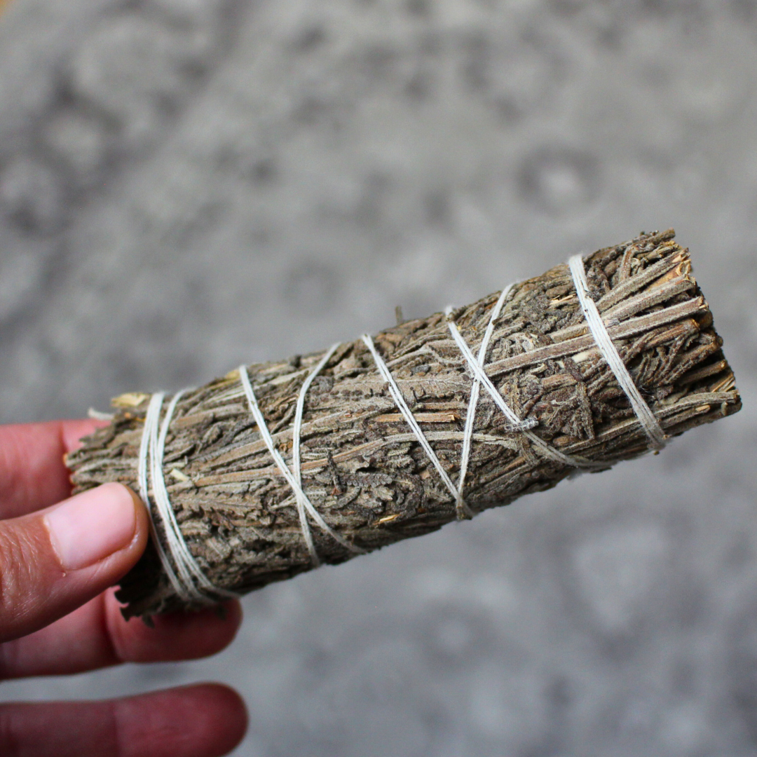 Le bâton de lavande est un outil de purification énergétique et de relaxation.
Reconnu pour son parfum délicat et apaisant, il aide à purifier les énergies  et à calmer l’esprit.
Idéal pour favoriser la détente, la méditation, ou simplement pour créer une atmosphère paisible et harmonieuse dans votre espace.