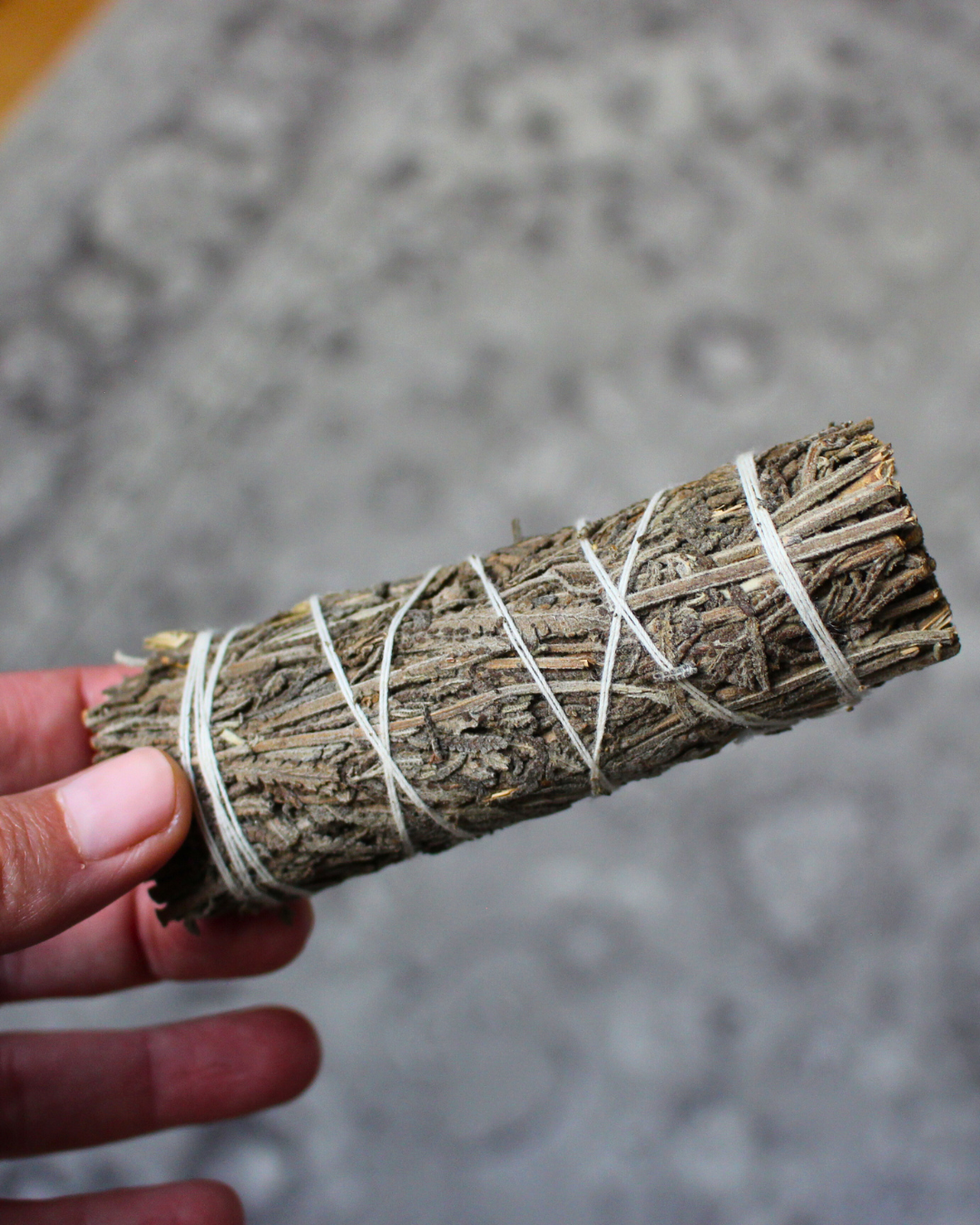 Le bâton de lavande est un outil de purification énergétique et de relaxation.
Reconnu pour son parfum délicat et apaisant, il aide à purifier les énergies  et à calmer l’esprit.
Idéal pour favoriser la détente, la méditation, ou simplement pour créer une atmosphère paisible et harmonieuse dans votre espace.
