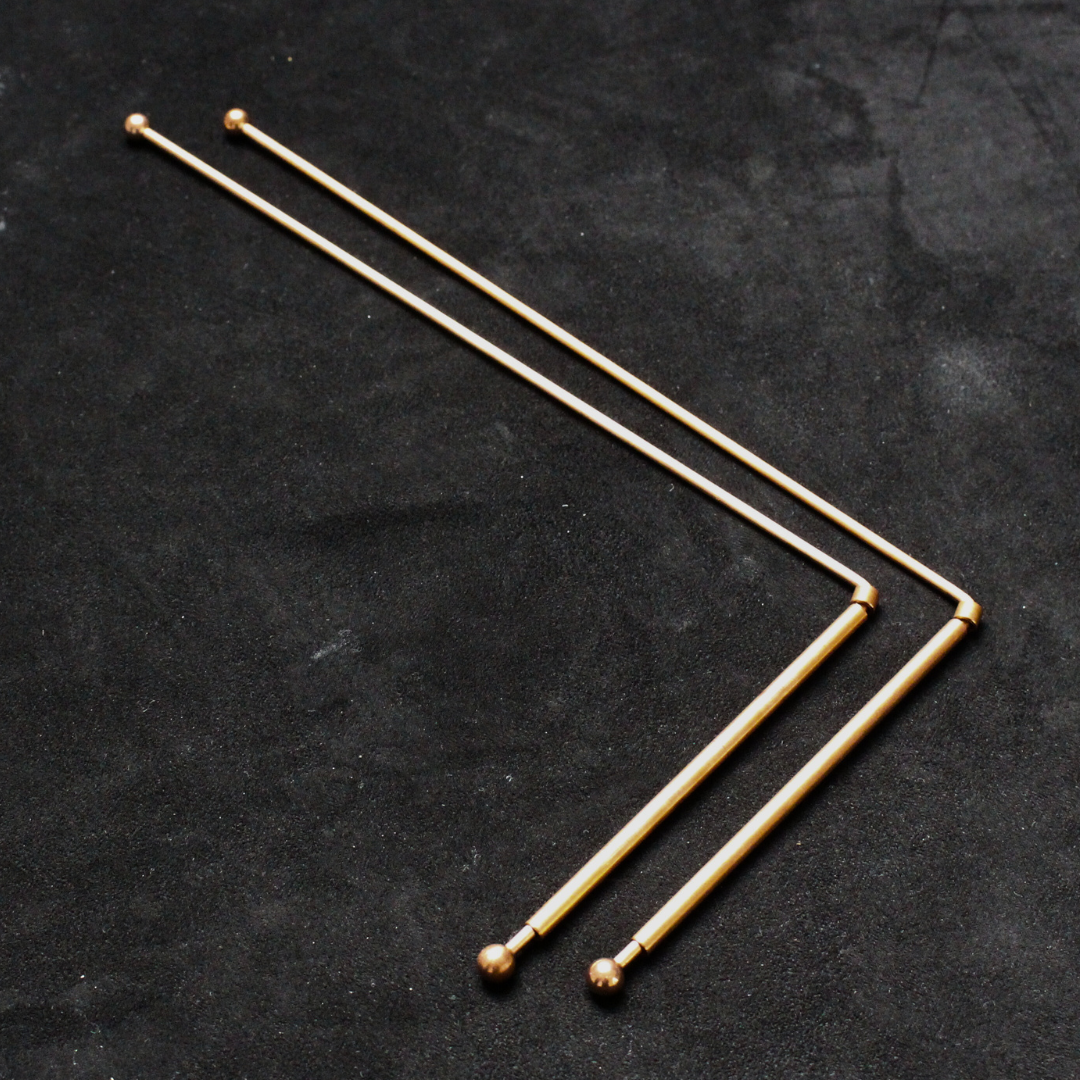 Ces baguettes de radiesthésie en cuivre sont des outils  utilisés pour capter et interpréter les vibrations énergétiques présentes dans un lieu, un objet ou une personne.