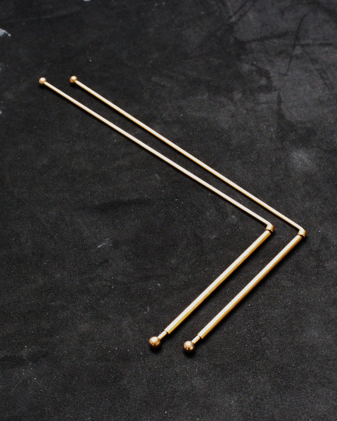 Ces baguettes de radiesthésie en cuivre sont des outils  utilisés pour capter et interpréter les vibrations énergétiques présentes dans un lieu, un objet ou une personne.