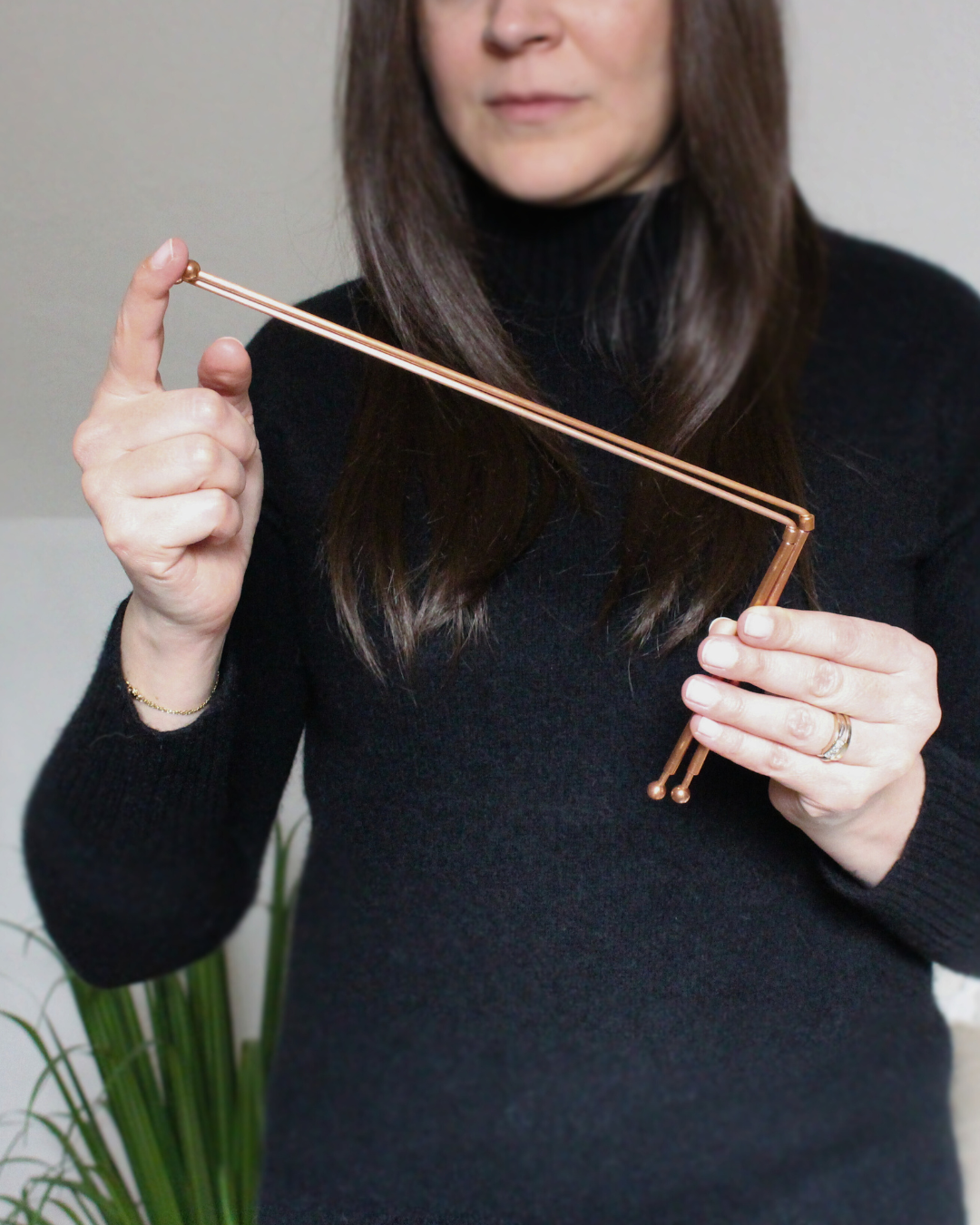 Ces baguettes de radiesthésie en cuivre sont des outils  utilisés pour capter et interpréter les vibrations énergétiques présentes dans un lieu, un objet ou une personne.