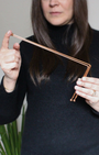 Ces baguettes de radiesthésie en cuivre sont des outils  utilisés pour capter et interpréter les vibrations énergétiques présentes dans un lieu, un objet ou une personne.