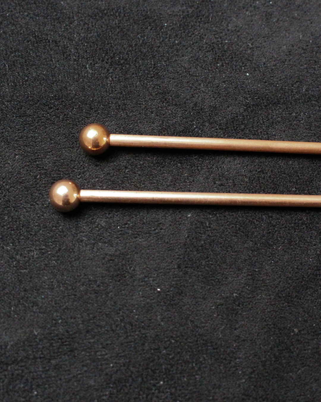 Ces baguettes de radiesthésie en cuivre sont des outils  utilisés pour capter et interpréter les vibrations énergétiques présentes dans un lieu, un objet ou une personne.