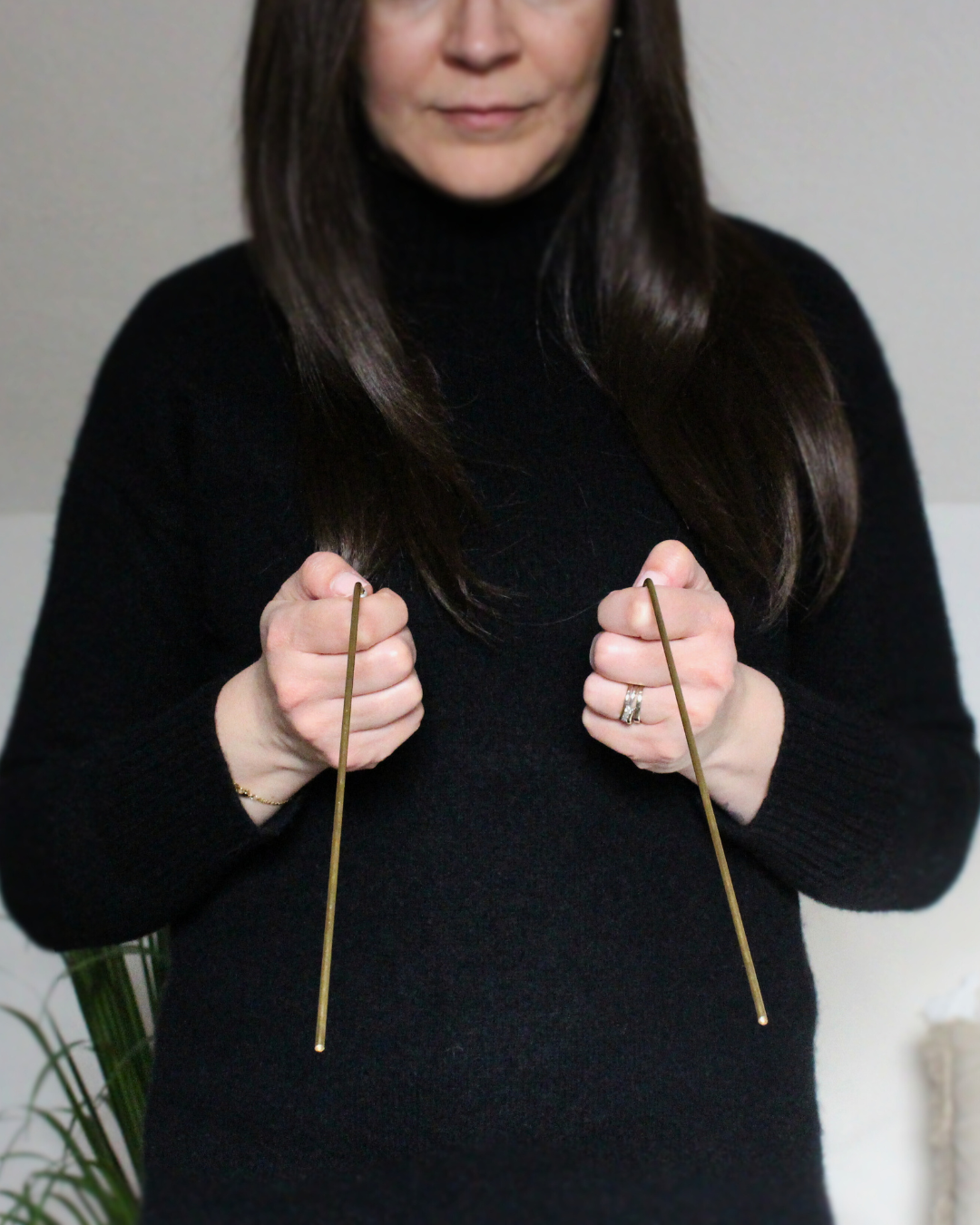 Ces baguettes de radiesthésie en cuivre sont des outils  utilisés pour capter et interpréter les vibrations énergétiques présentes dans un lieu, un objet ou une personne.