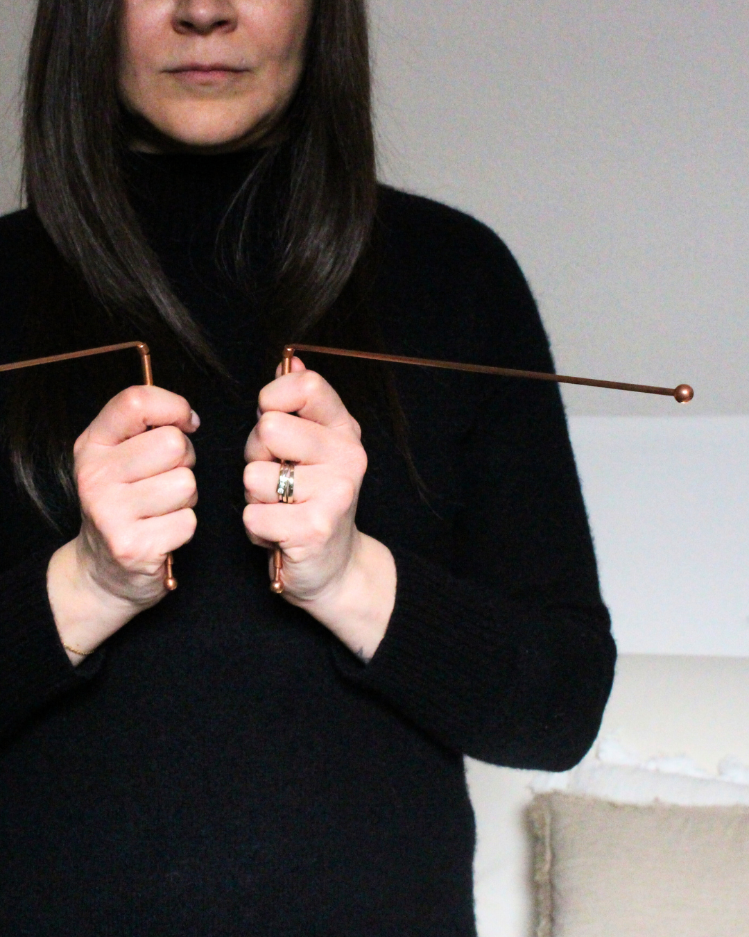 Ces baguettes de radiesthésie en cuivre sont des outils  utilisés pour capter et interpréter les vibrations énergétiques présentes dans un lieu, un objet ou une personne.