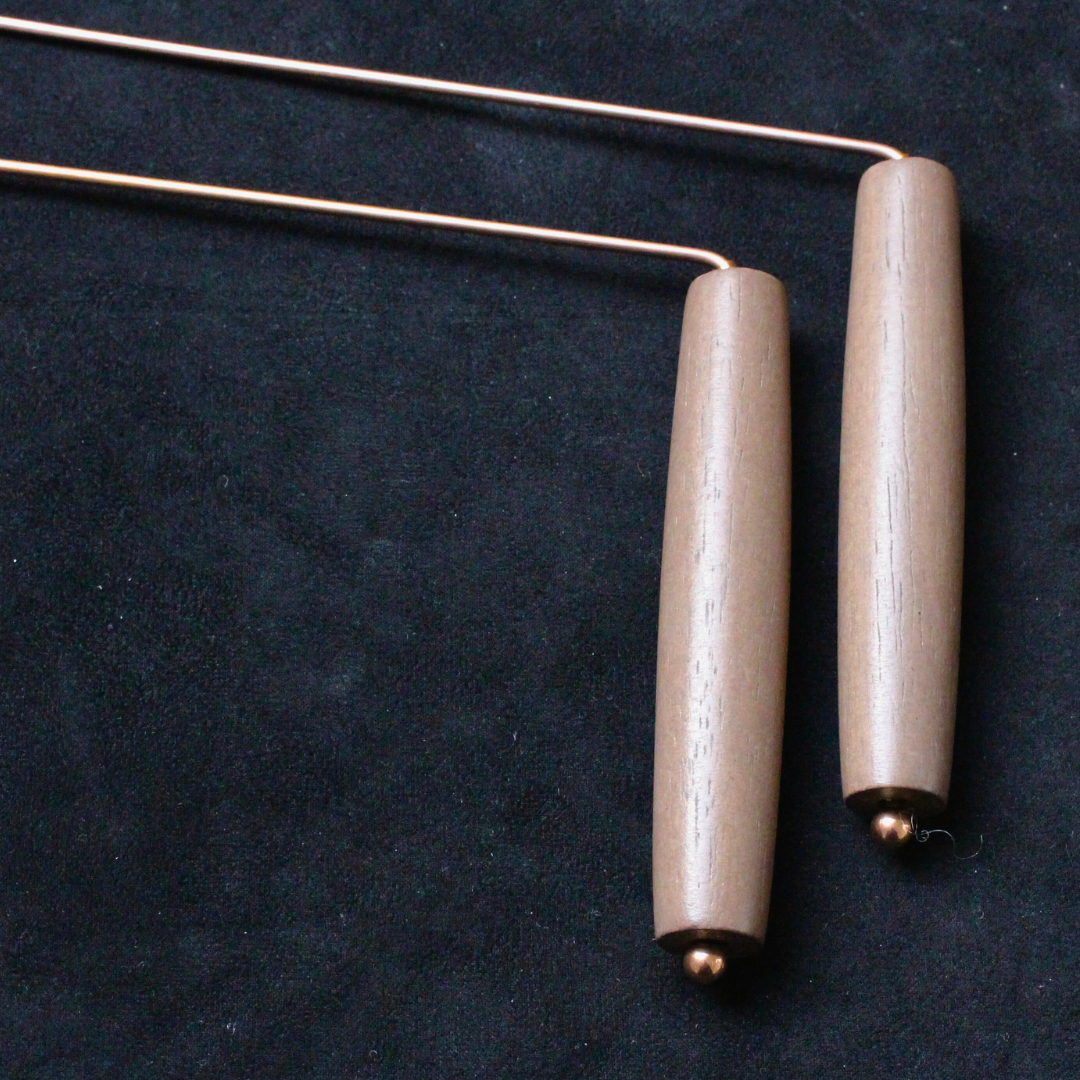 Ces baguettes de radiesthésie en cuivre avec manches en bois sont des outils  utilisés pour capter et interpréter les vibrations énergétiques présentes dans un lieu, un objet ou une personne.