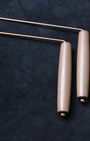Ces baguettes de radiesthésie en cuivre avec manches en bois sont des outils  utilisés pour capter et interpréter les vibrations énergétiques présentes dans un lieu, un objet ou une personne.