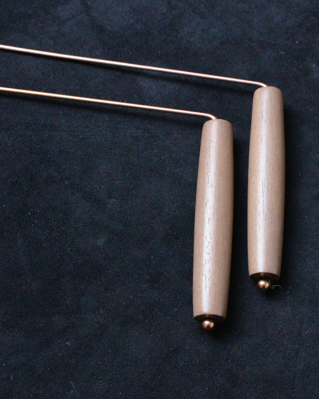Ces baguettes de radiesthésie en cuivre avec manches en bois sont des outils  utilisés pour capter et interpréter les vibrations énergétiques présentes dans un lieu, un objet ou une personne.