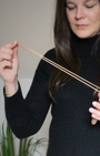 Ces baguettes de radiesthésie en cuivre avec manches en bois sont des outils  utilisés pour capter et interpréter les vibrations énergétiques présentes dans un lieu, un objet ou une personne.