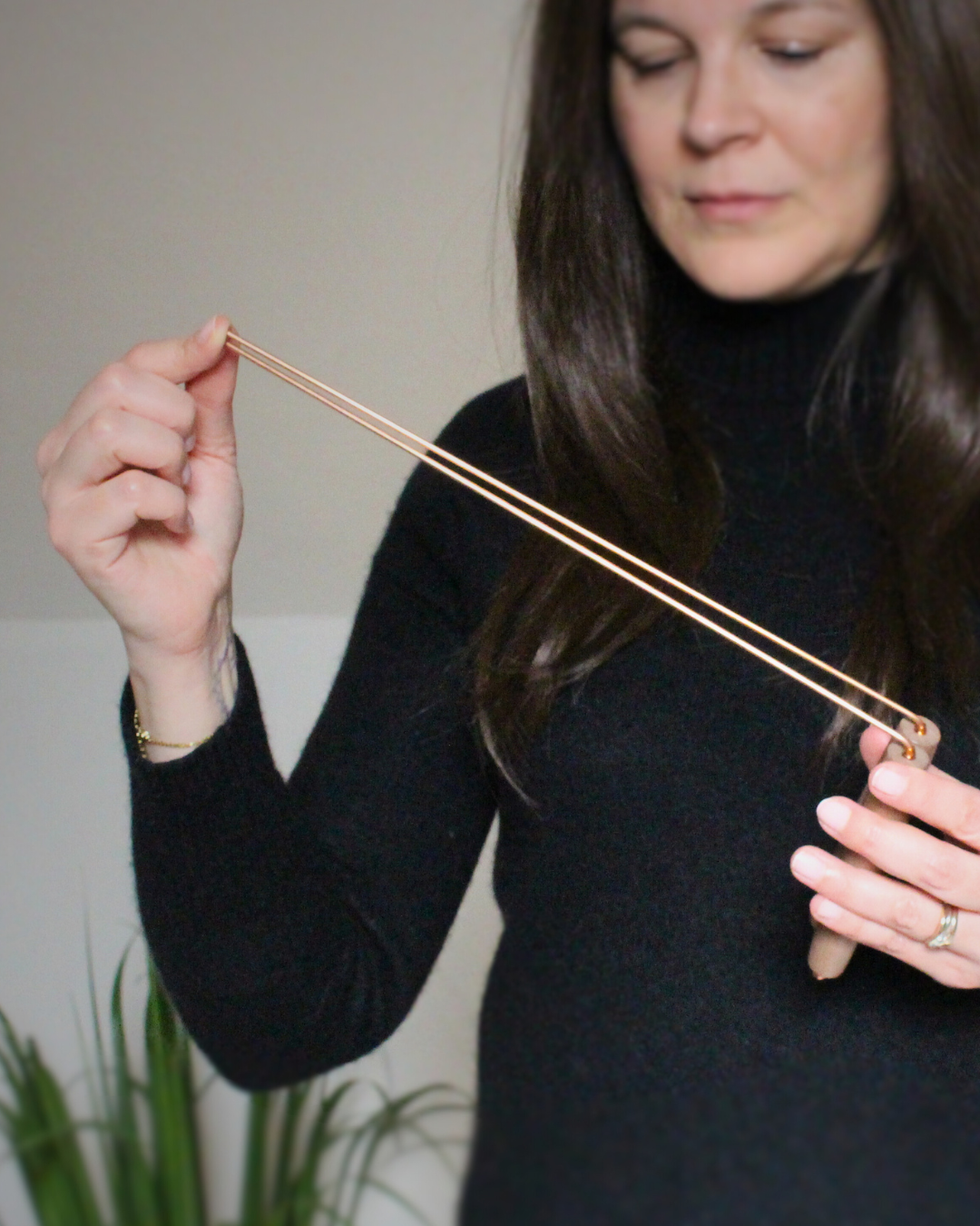 Ces baguettes de radiesthésie en cuivre avec manches en bois sont des outils  utilisés pour capter et interpréter les vibrations énergétiques présentes dans un lieu, un objet ou une personne.