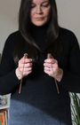 Ces baguettes de radiesthésie en cuivre avec manches en bois sont des outils  utilisés pour capter et interpréter les vibrations énergétiques présentes dans un lieu, un objet ou une personne.