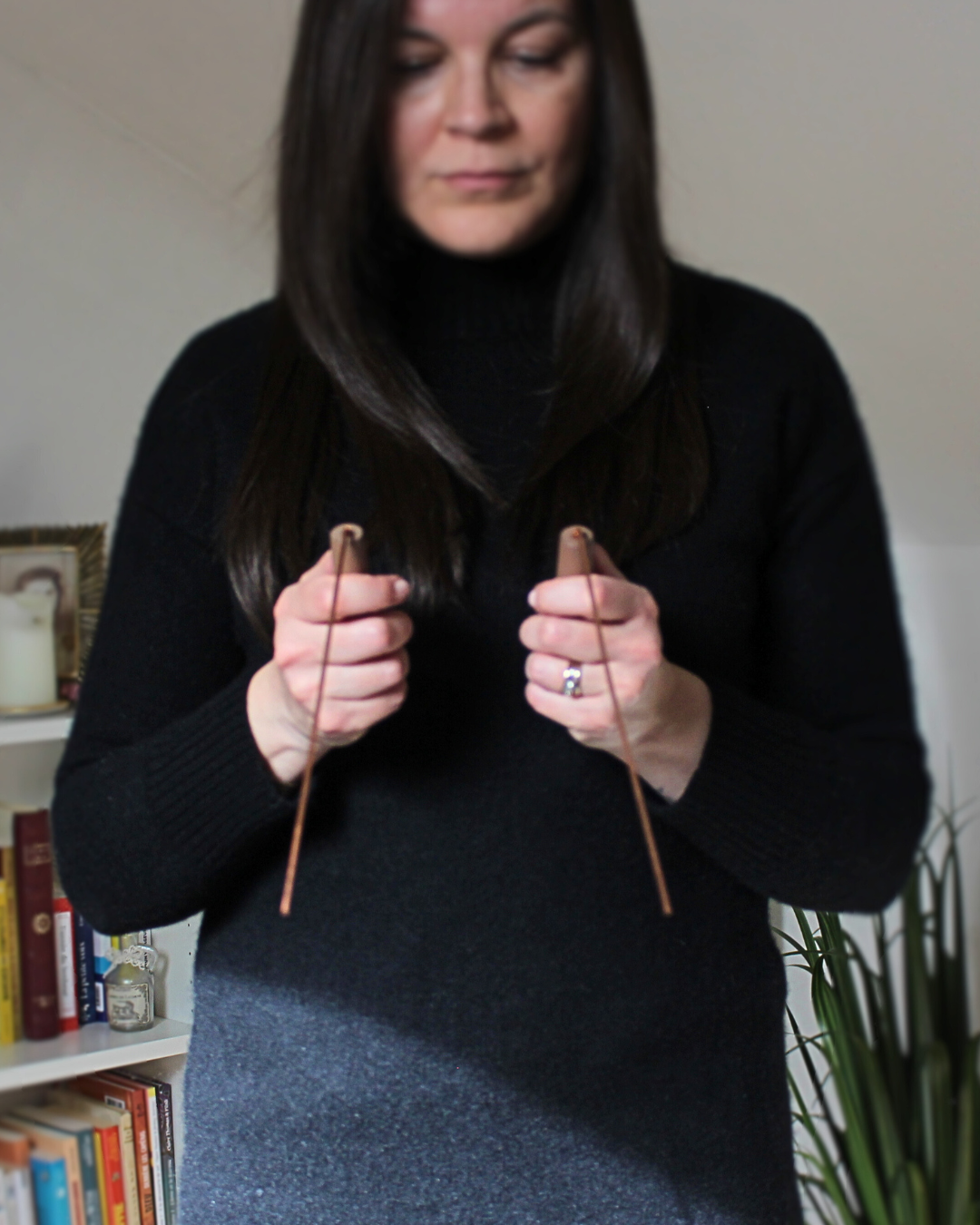 Ces baguettes de radiesthésie en cuivre avec manches en bois sont des outils  utilisés pour capter et interpréter les vibrations énergétiques présentes dans un lieu, un objet ou une personne.