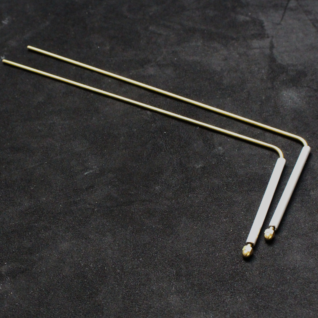 Ensemble de baguettes divinatoires artisanales fabriquées en laiton et aluminium. Ces deux métaux sont reconnus comme de bons conducteurs, ce qui les rend idéaux pour la pratique de la radiesthésie. 