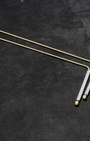 Ensemble de baguettes divinatoires artisanales fabriquées en laiton et aluminium. Ces deux métaux sont reconnus comme de bons conducteurs, ce qui les rend idéaux pour la pratique de la radiesthésie. 