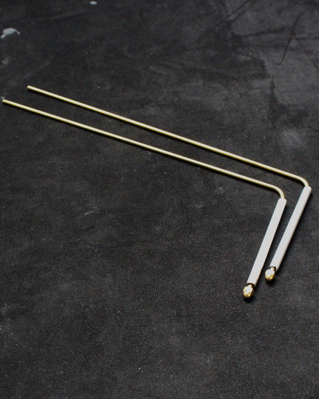 Ensemble de baguettes divinatoires artisanales fabriquées en laiton et aluminium. Ces deux métaux sont reconnus comme de bons conducteurs, ce qui les rend idéaux pour la pratique de la radiesthésie. 
