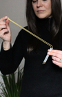 Ensemble de baguettes divinatoires artisanales fabriquées en laiton et aluminium. Ces deux métaux sont reconnus comme de bons conducteurs, ce qui les rend idéaux pour la pratique de la radiesthésie. 