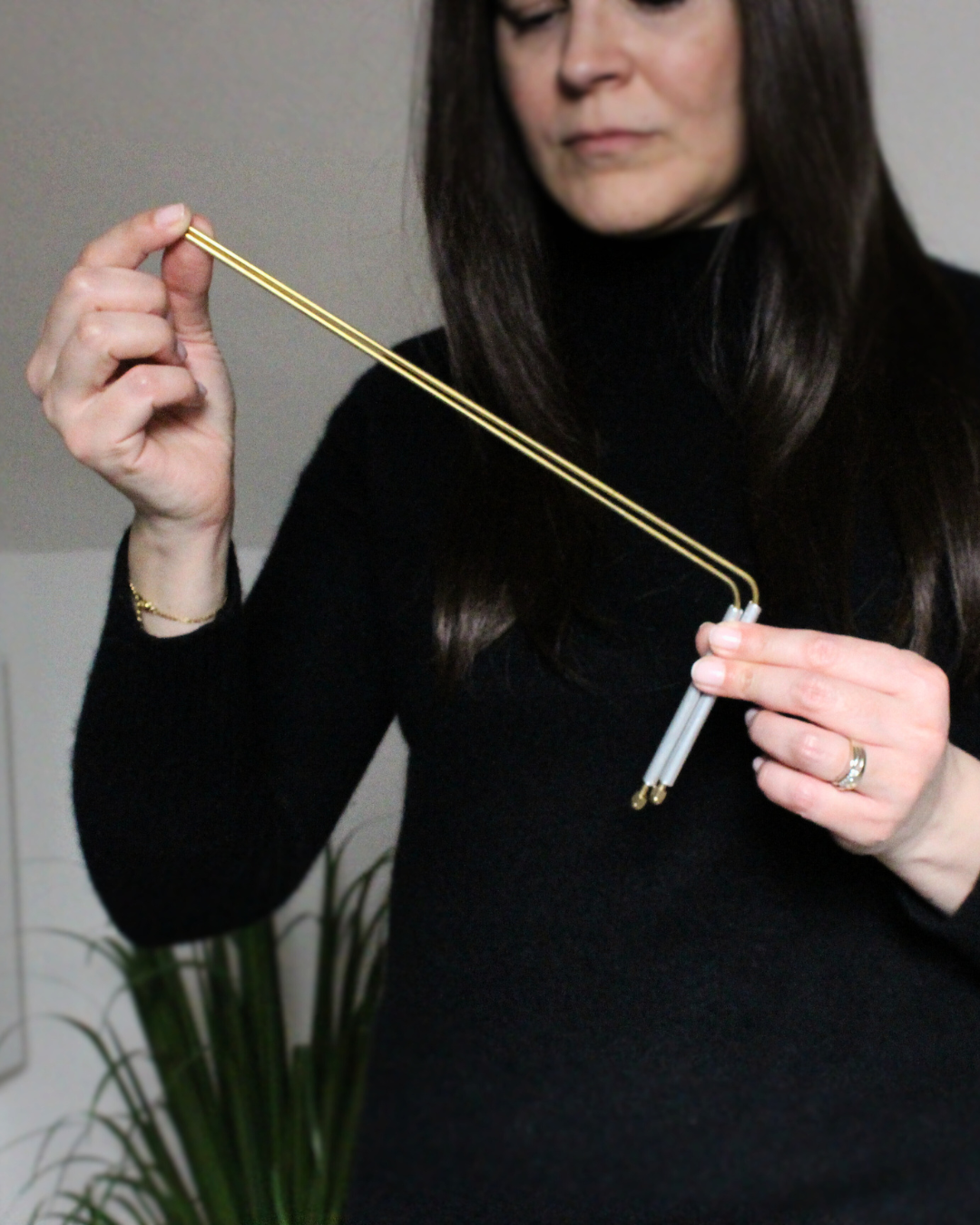 Ensemble de baguettes divinatoires artisanales fabriquées en laiton et aluminium. Ces deux métaux sont reconnus comme de bons conducteurs, ce qui les rend idéaux pour la pratique de la radiesthésie. 