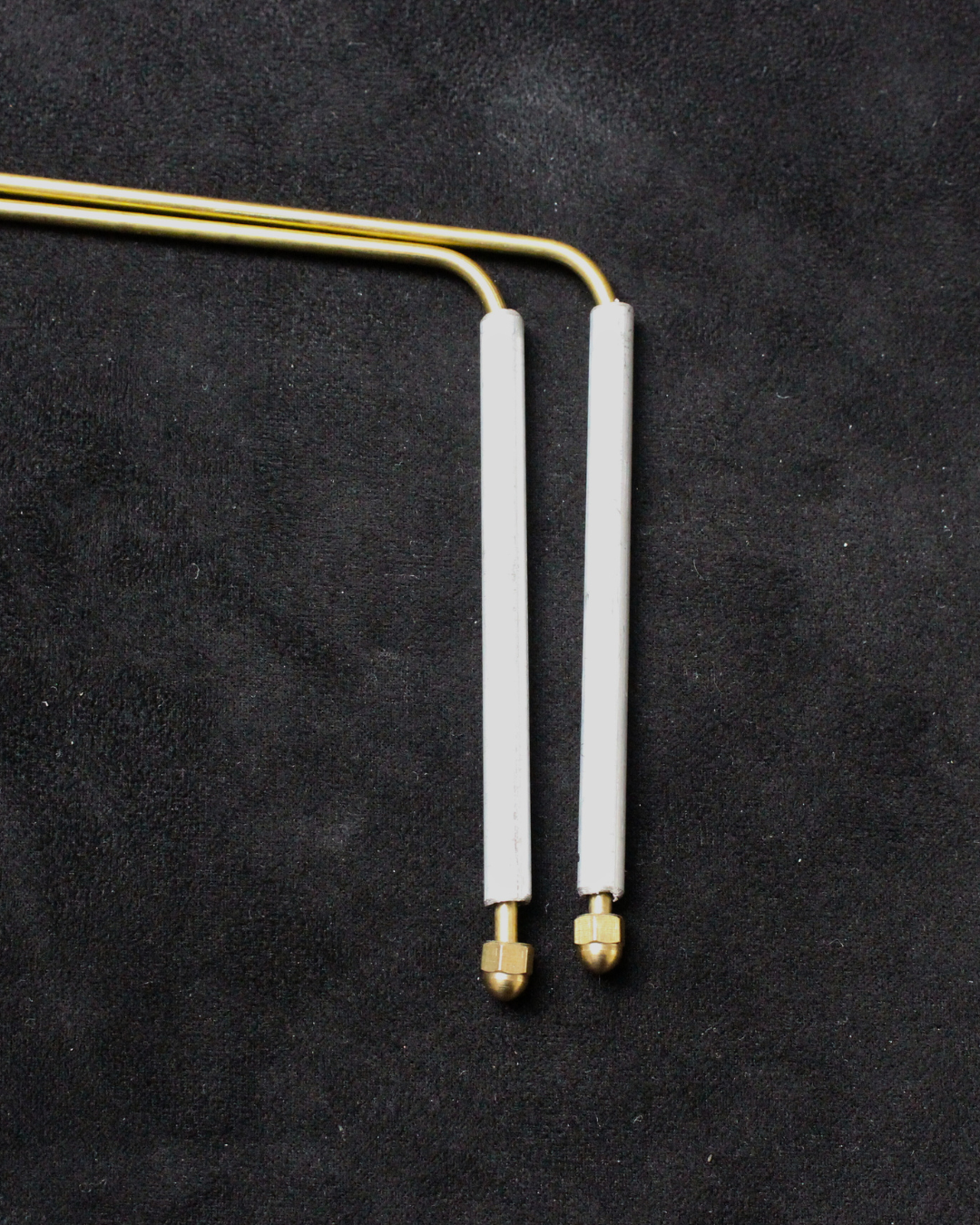 Ensemble de baguettes divinatoires artisanales fabriquées en laiton et aluminium. Ces deux métaux sont reconnus comme de bons conducteurs, ce qui les rend idéaux pour la pratique de la radiesthésie. 