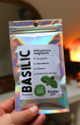 Basilic bio séché en flocons, 5g / 10g / 20g. Plante sacrée de prospérité. Idéal rituels d’abondance, chance, protection du foyer et bénédiction des lieux.