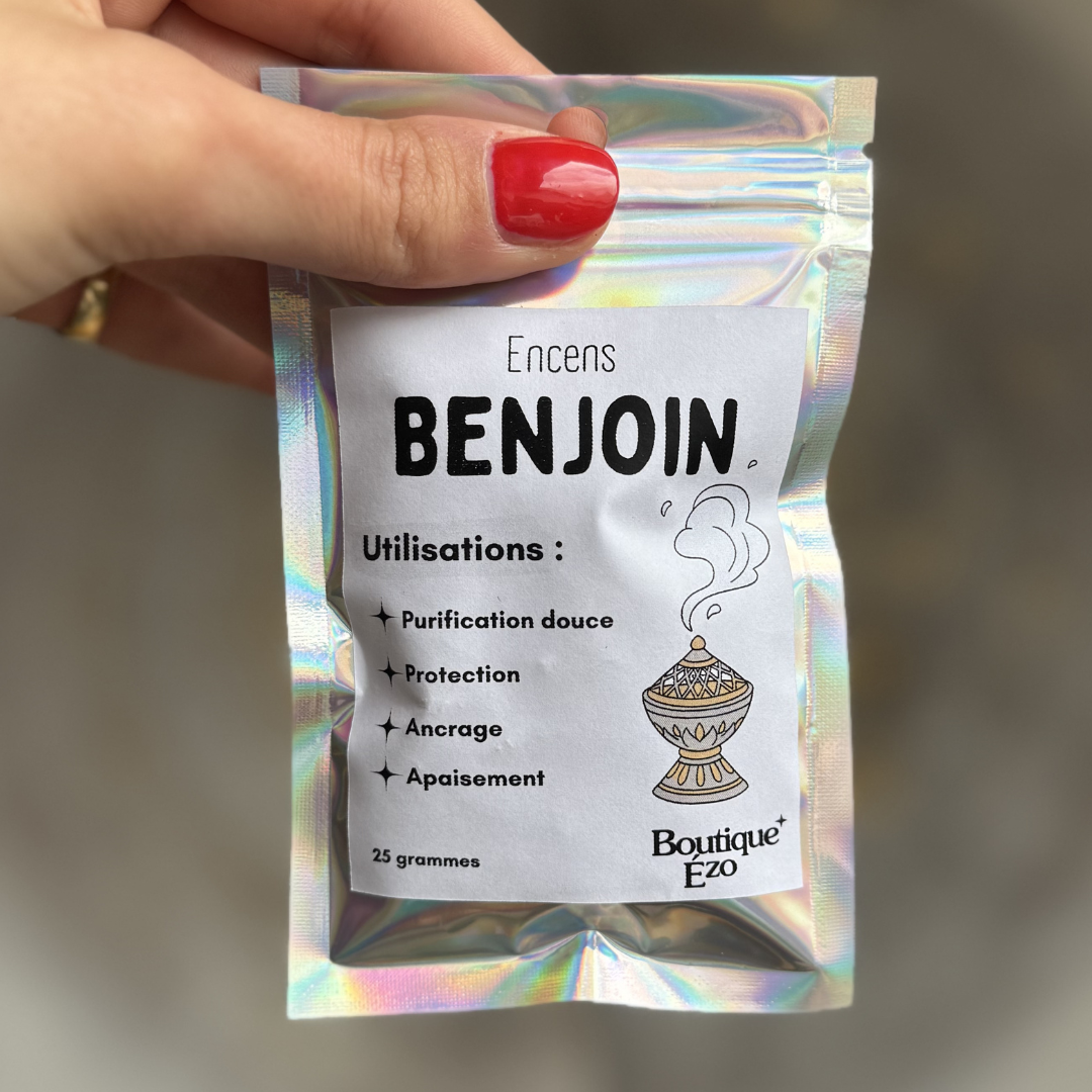 Benjoin naturel en morceaux, sachet 25g. Résine douce et vanillée pour purifier, protéger et apaiser. À brûler sur charbon auto-allumant. Origine Asie du Sud-Est.