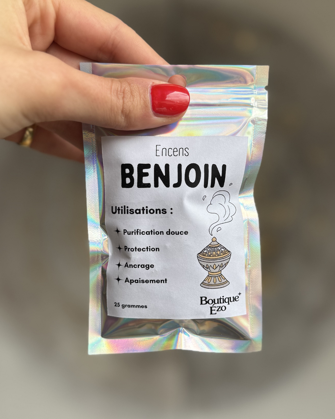 Benjoin naturel en morceaux, sachet 25g. Résine douce et vanillée pour purifier, protéger et apaiser. À brûler sur charbon auto-allumant. Origine Asie du Sud-Est.